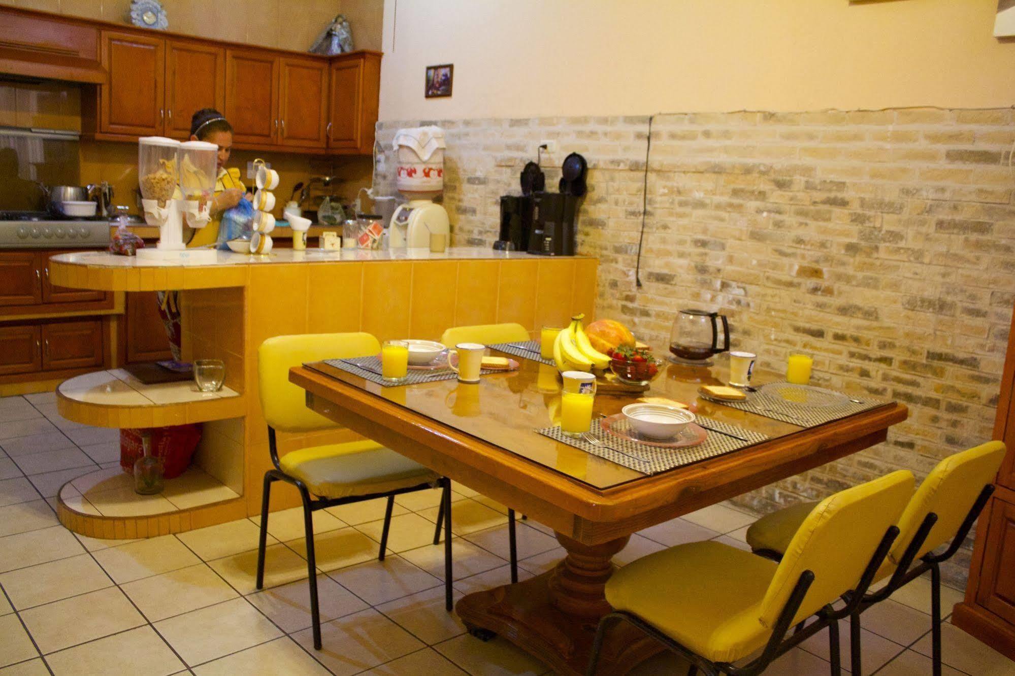 Residencia Los Angeles Bed & Breakfast Guadalajara Exterior photo
